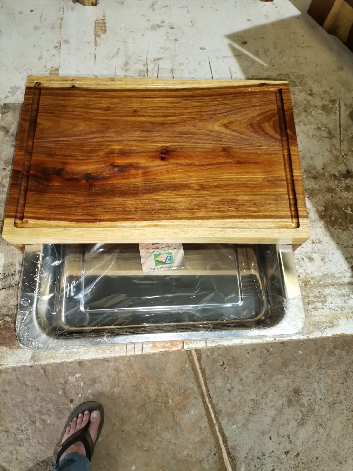 Natural kiaat wood grain and juice groove on a finished board
